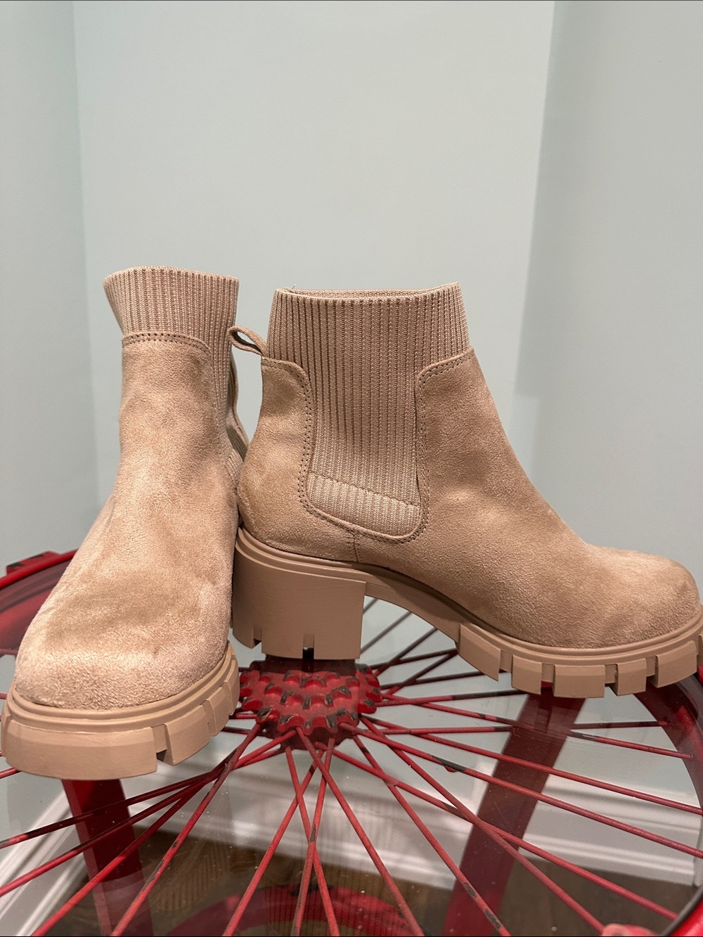 Womenโs Ribbed Chelsea Ankle Boots in Light Taupe